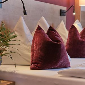 Zimmer mit Kingsize-Bett